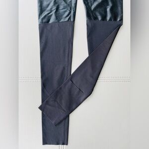 New with tags 
NORMA KAMALI
SPLICED LEGGING #1
BLACK FOIL 
SIZE XS